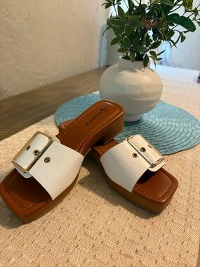 Platanitos Women’s S Pam White Slide Mules/ Sandals with Gold Buckle Size 7